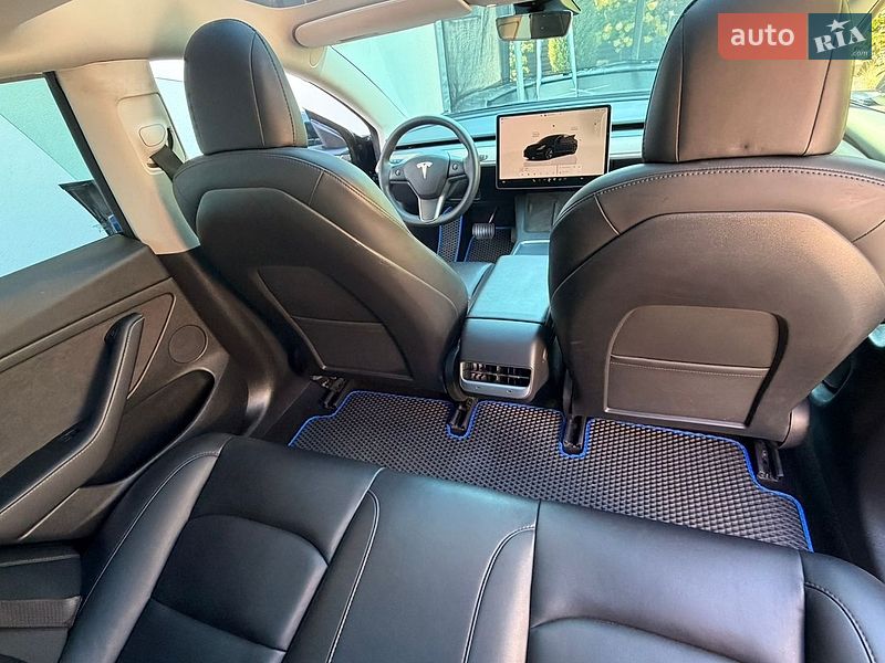 Седан Tesla Model 3 2022 в Ровно
