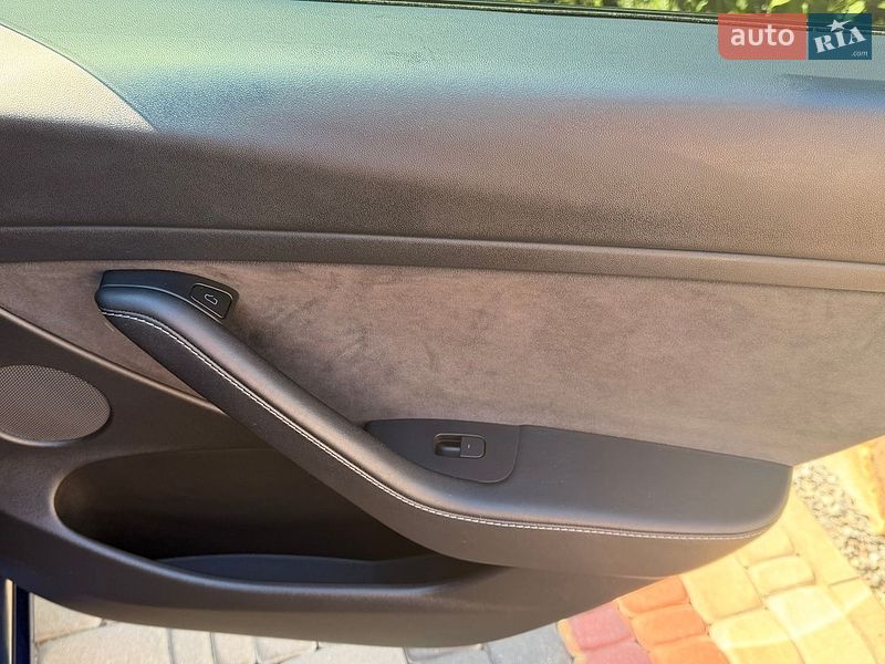 Седан Tesla Model 3 2022 в Ровно