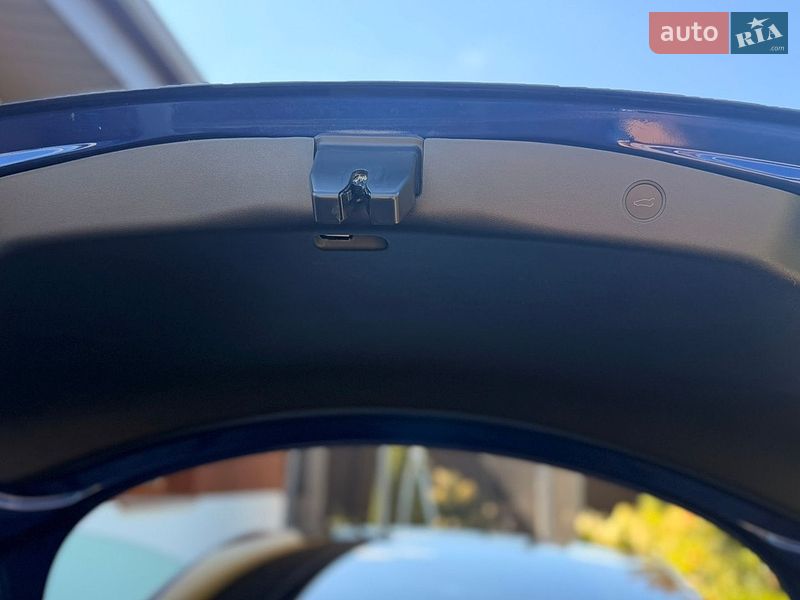 Седан Tesla Model 3 2022 в Ровно