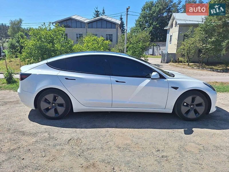 Седан Tesla Model 3 2021 в Львові