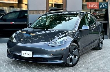 Tesla Model 3  2022