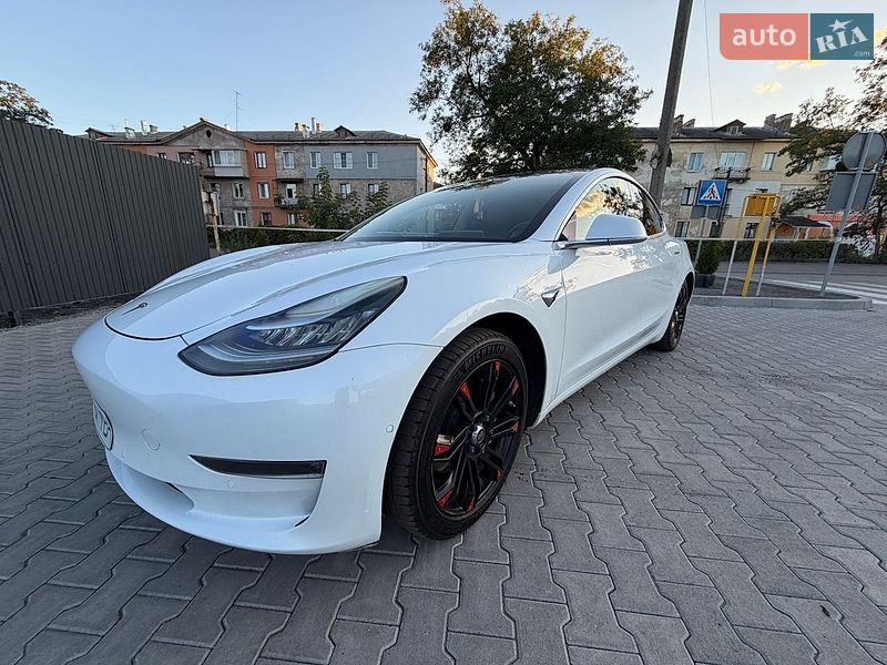 Седан Tesla Model 3 2018 в Львове