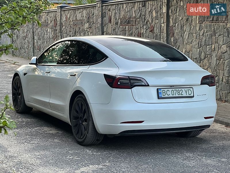 Седан Tesla Model 3 2021 в Львове
