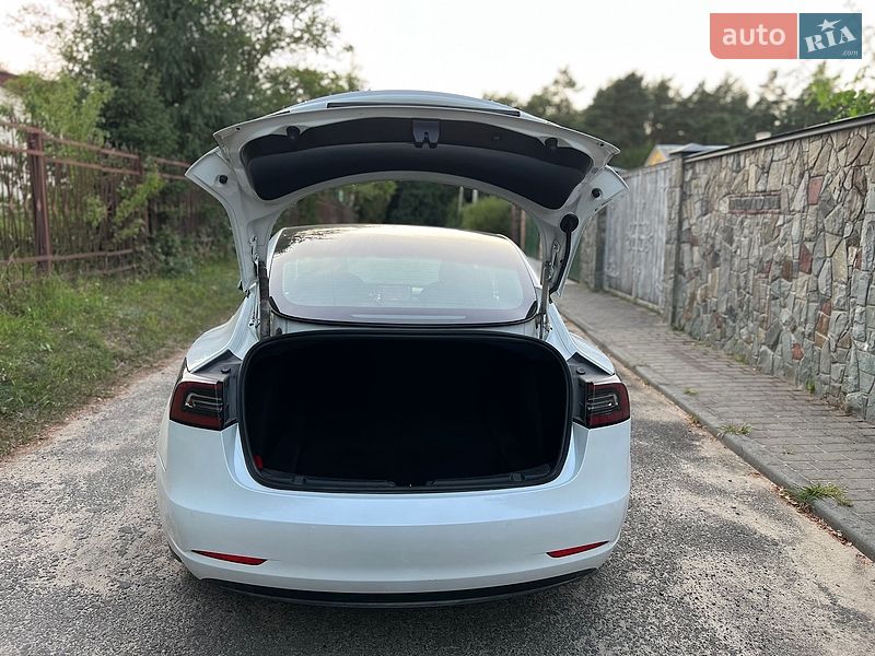 Седан Tesla Model 3 2021 в Львове