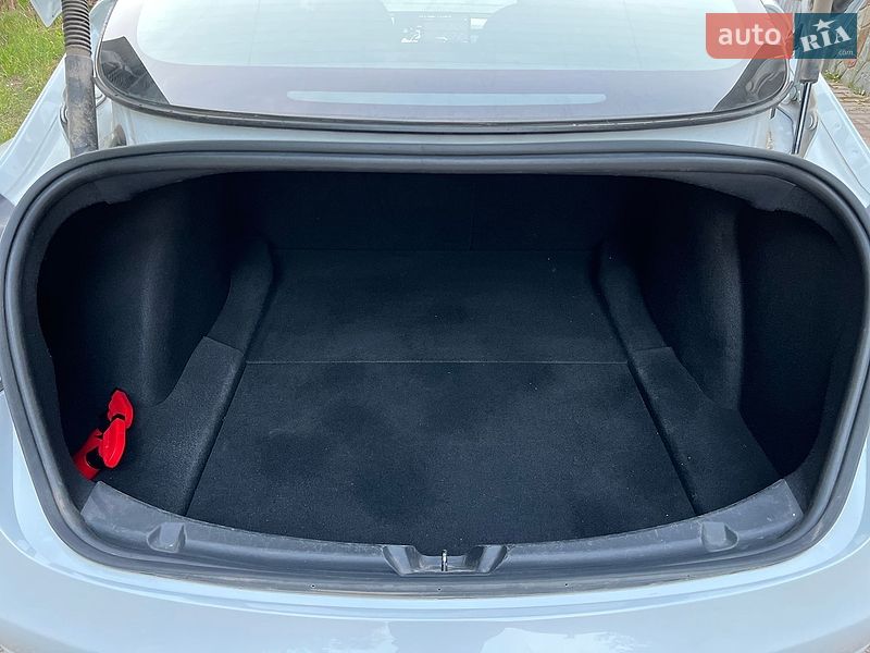 Седан Tesla Model 3 2021 в Львове