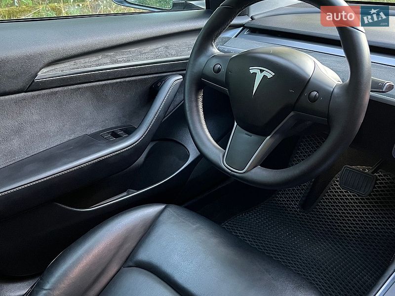 Седан Tesla Model 3 2021 в Львове