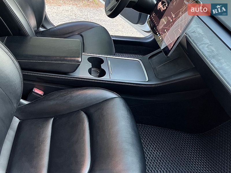 Седан Tesla Model 3 2021 в Львове