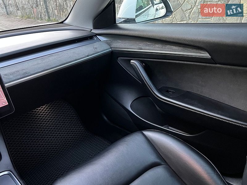 Седан Tesla Model 3 2021 в Львове