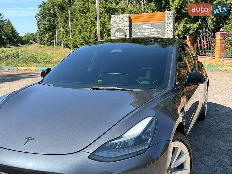 Седан Tesla Model 3 2022 в Сарнах