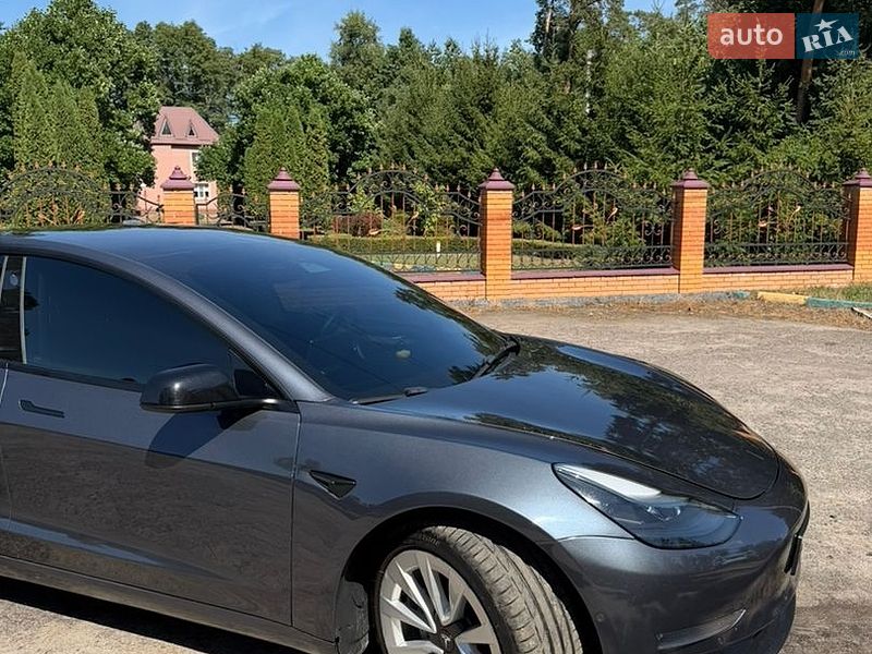 Седан Tesla Model 3 2022 в Сарнах