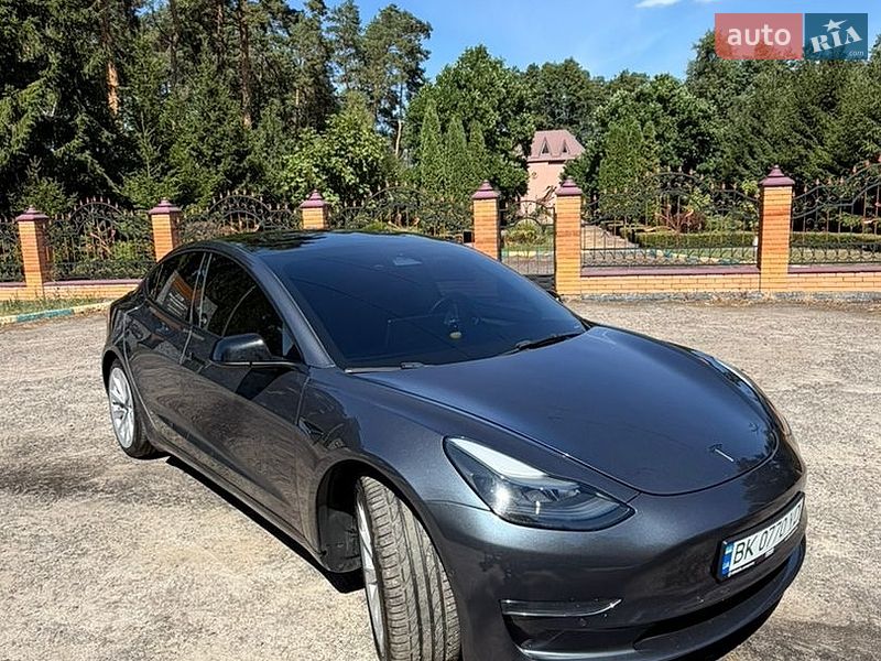 Седан Tesla Model 3 2022 в Сарнах
