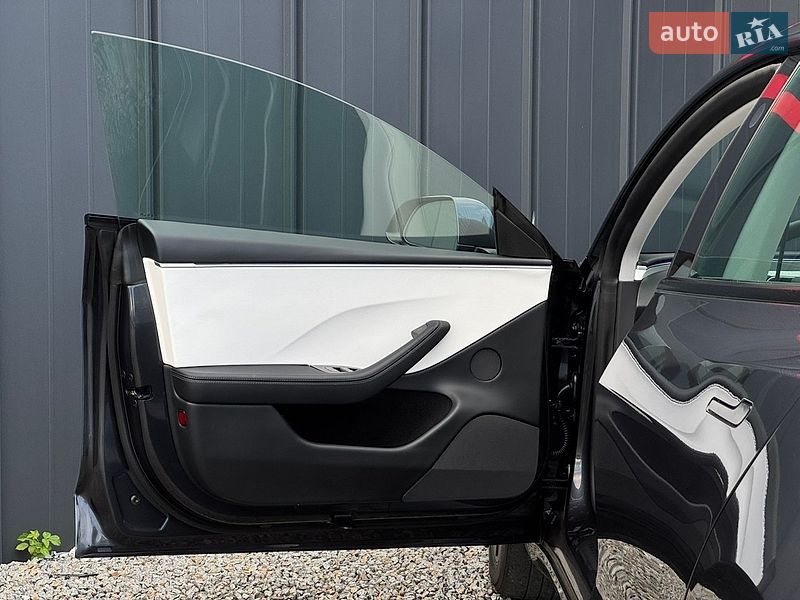 Седан Tesla Model 3 2024 в Луцке
