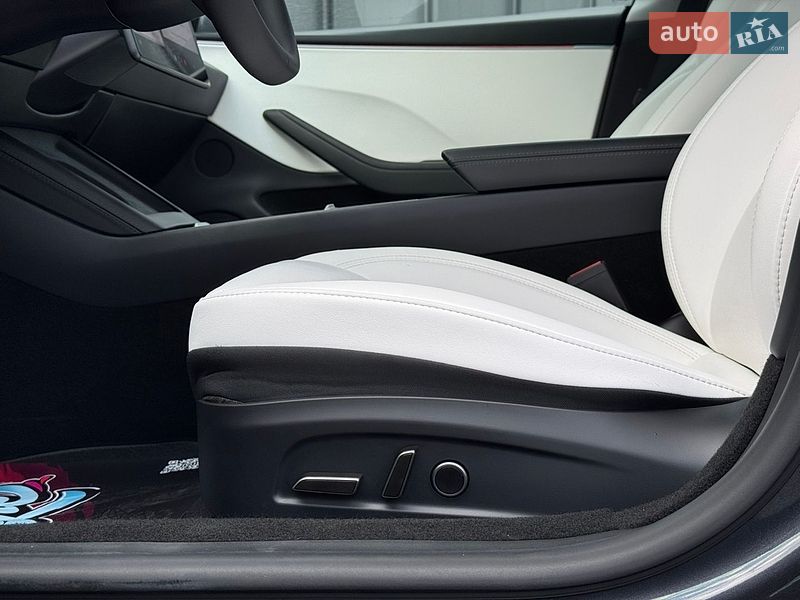 Седан Tesla Model 3 2024 в Луцке