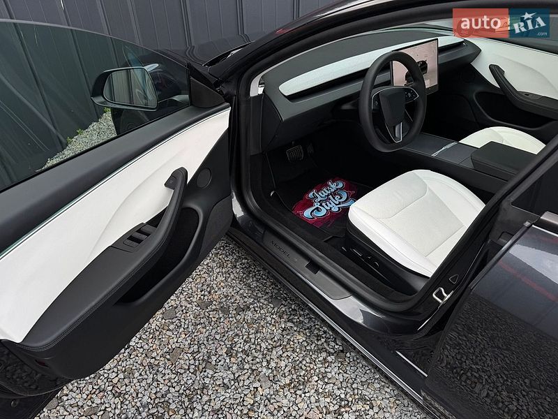 Седан Tesla Model 3 2024 в Луцке