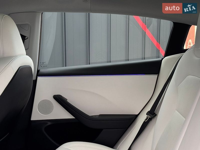 Седан Tesla Model 3 2024 в Луцке