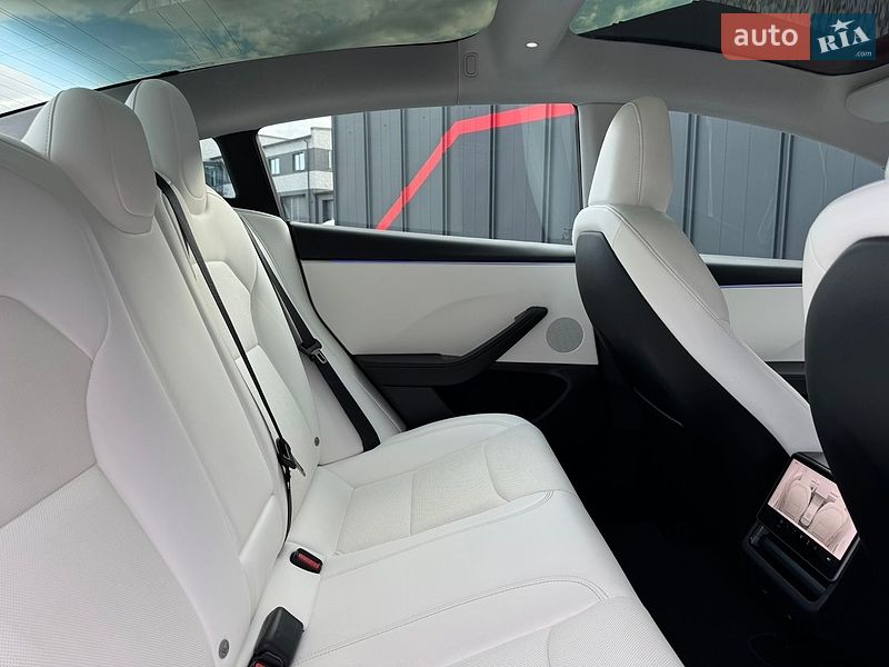Седан Tesla Model 3 2024 в Луцке