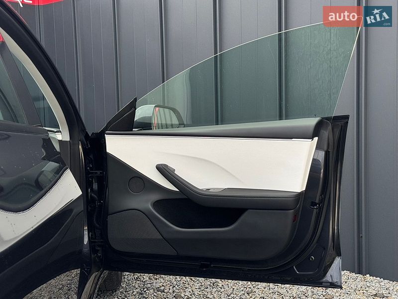 Седан Tesla Model 3 2024 в Луцке