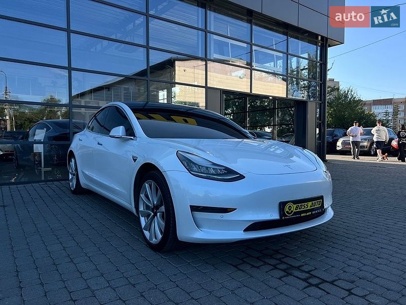 Седан Tesla Model 3 2019 в Івано-Франківську