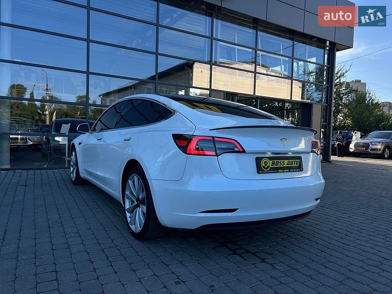 Седан Tesla Model 3 2019 в Івано-Франківську