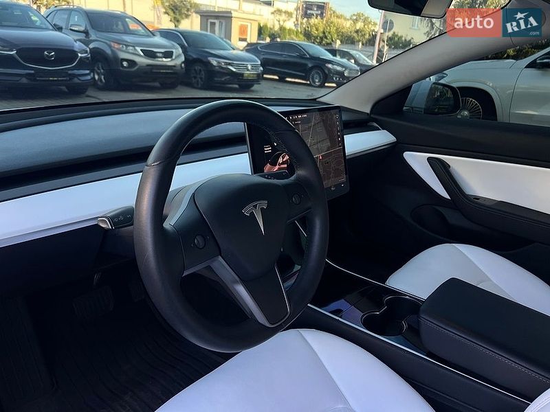 Седан Tesla Model 3 2019 в Івано-Франківську