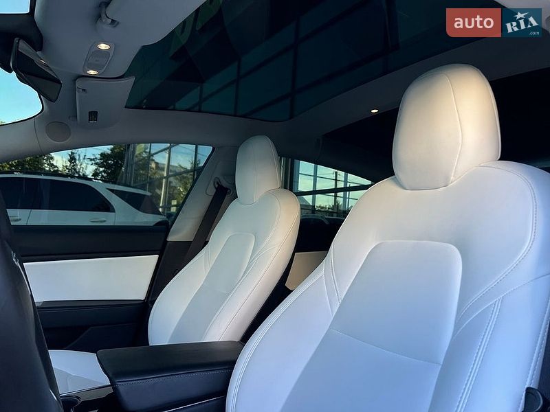 Седан Tesla Model 3 2019 в Івано-Франківську
