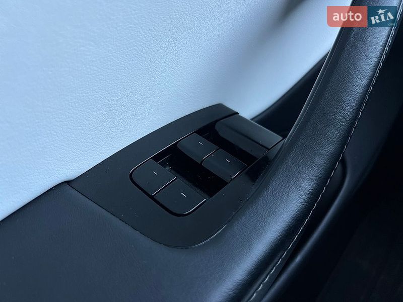 Седан Tesla Model 3 2019 в Івано-Франківську