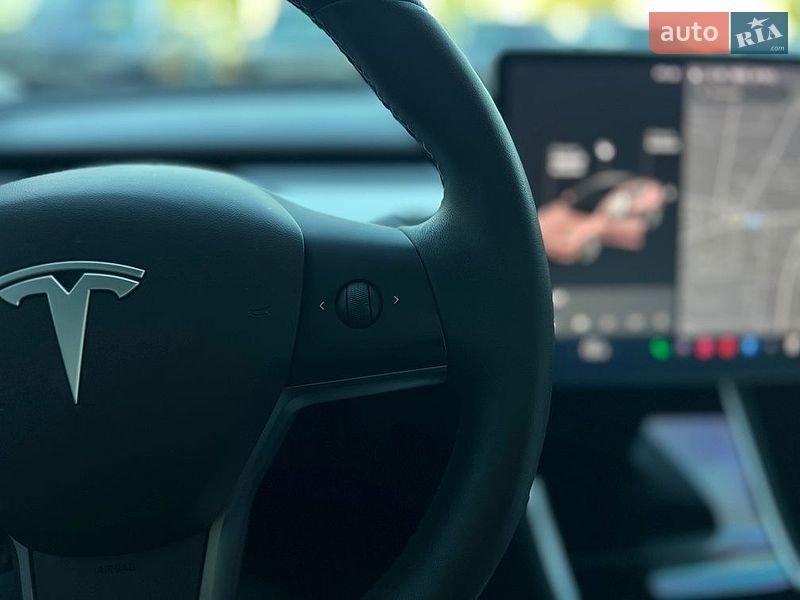Седан Tesla Model 3 2019 в Івано-Франківську