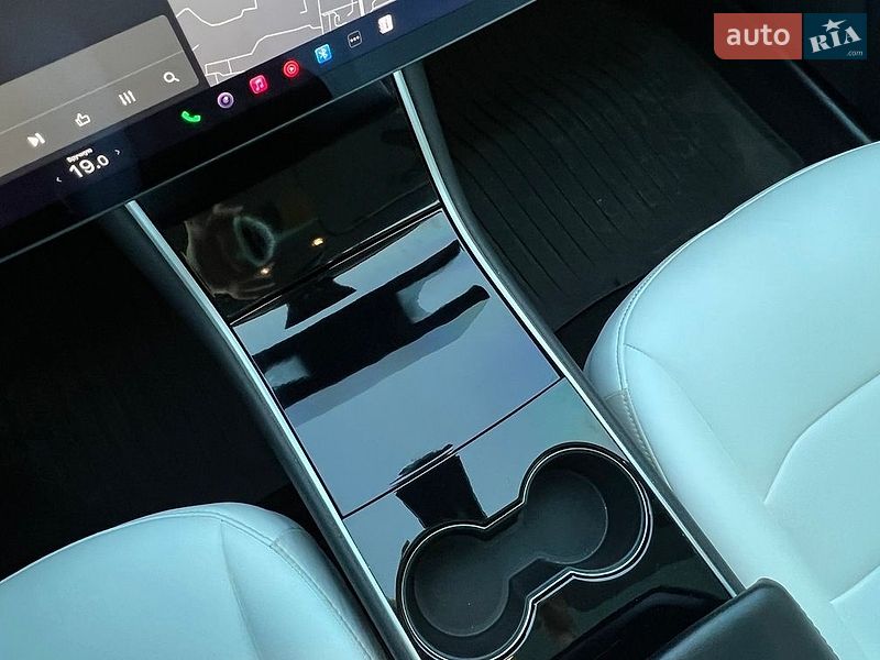 Седан Tesla Model 3 2019 в Івано-Франківську