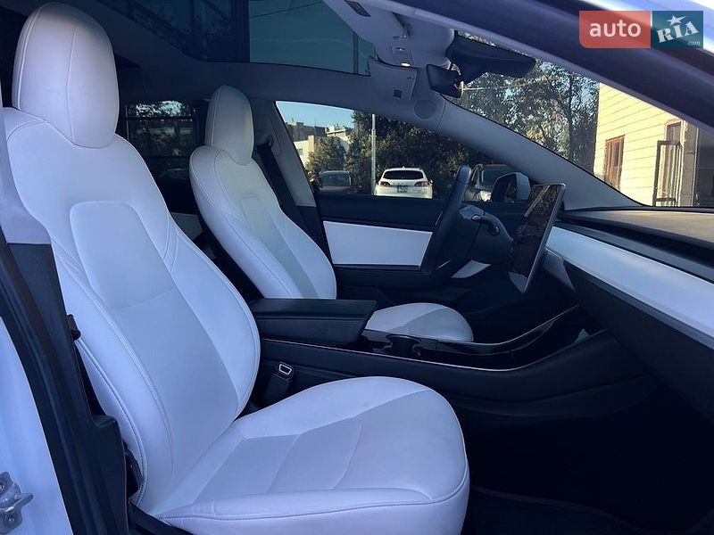Седан Tesla Model 3 2019 в Івано-Франківську