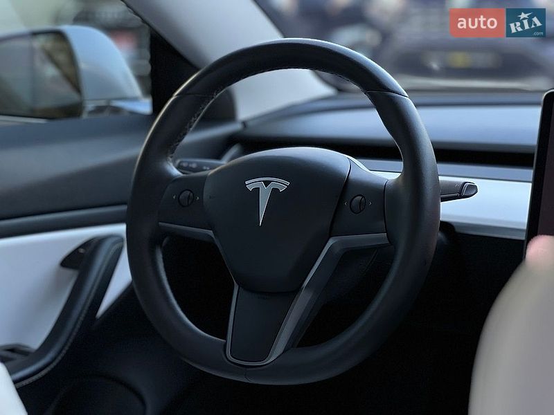 Седан Tesla Model 3 2019 в Івано-Франківську