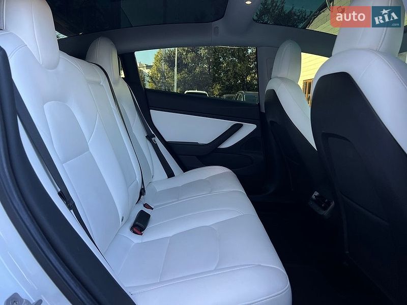 Седан Tesla Model 3 2019 в Івано-Франківську