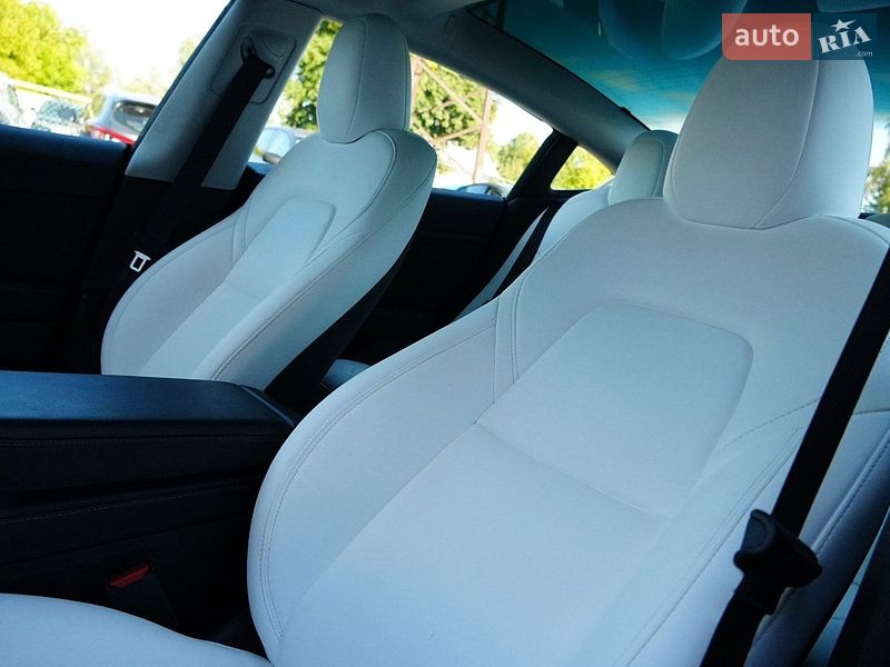 Седан Tesla Model 3 2024 в Дрогобыче