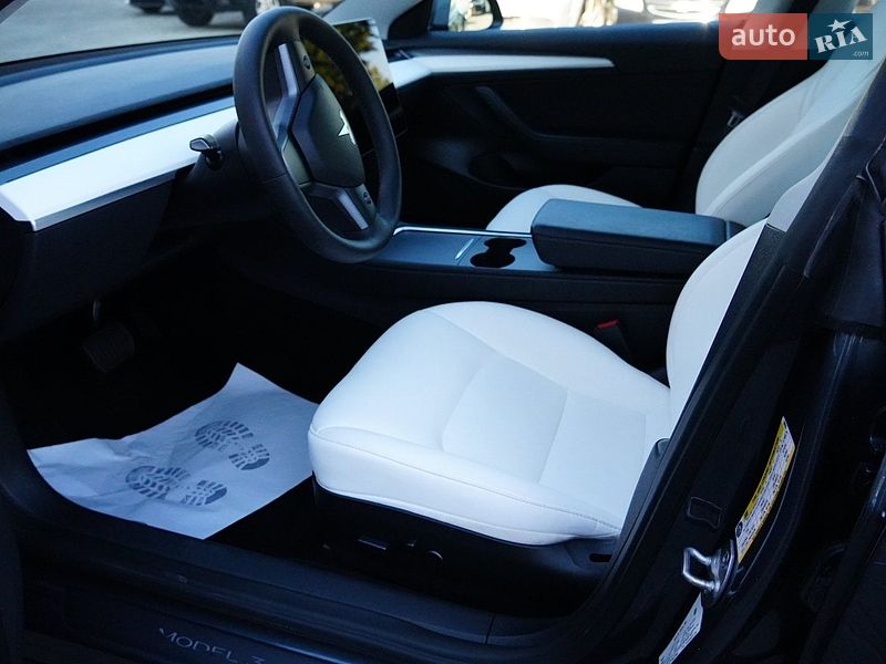 Седан Tesla Model 3 2024 в Дрогобыче