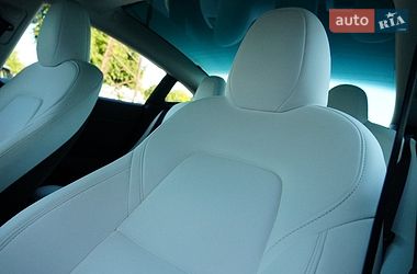 Седан Tesla Model 3 2024 в Дрогобыче