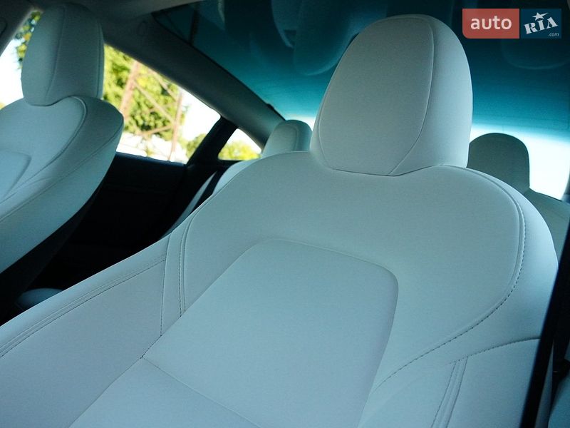 Седан Tesla Model 3 2024 в Дрогобыче