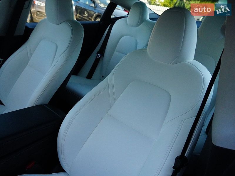 Седан Tesla Model 3 2024 в Дрогобыче
