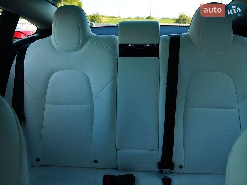Седан Tesla Model 3 2024 в Дрогобыче