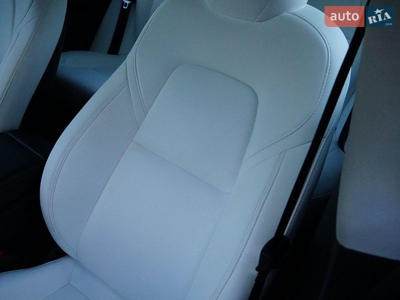Седан Tesla Model 3 2024 в Дрогобыче