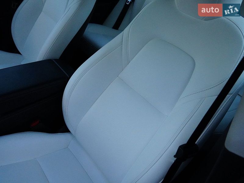 Седан Tesla Model 3 2024 в Дрогобыче