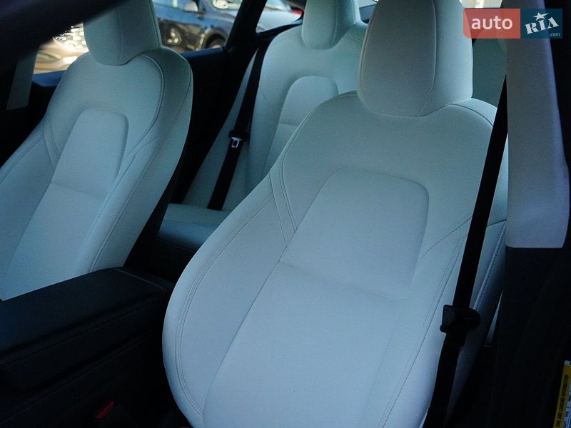 Седан Tesla Model 3 2024 в Дрогобыче