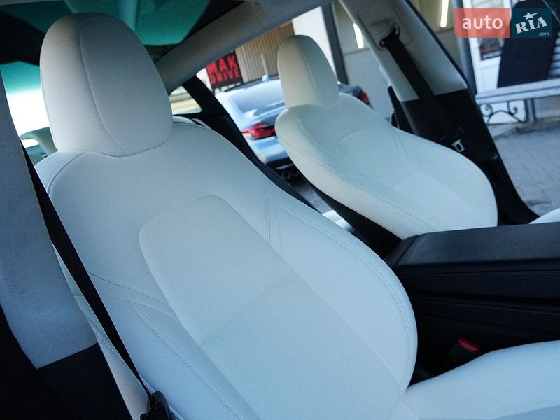 Седан Tesla Model 3 2024 в Дрогобыче