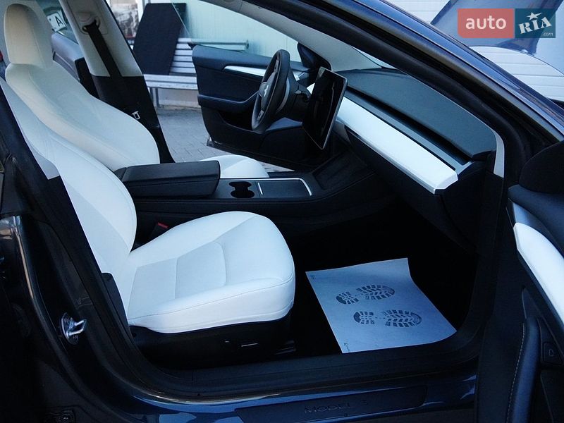 Седан Tesla Model 3 2024 в Дрогобыче