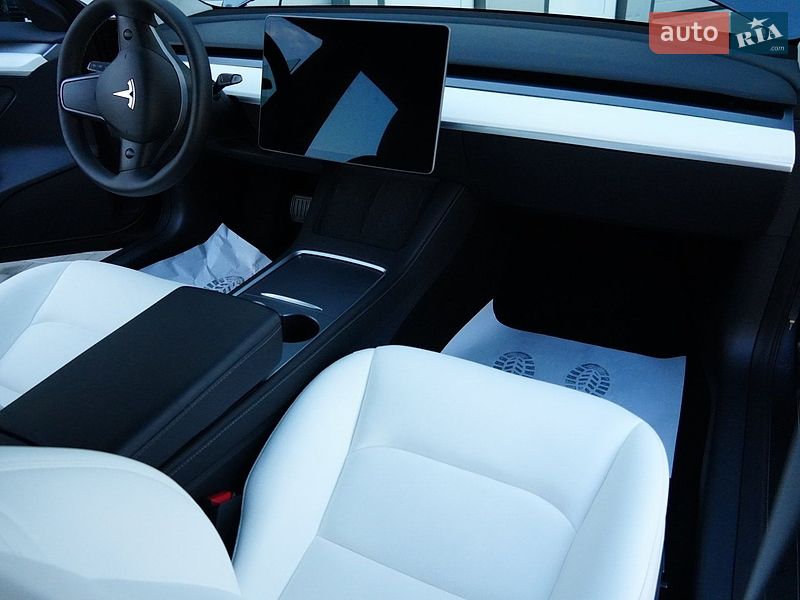 Седан Tesla Model 3 2024 в Дрогобыче