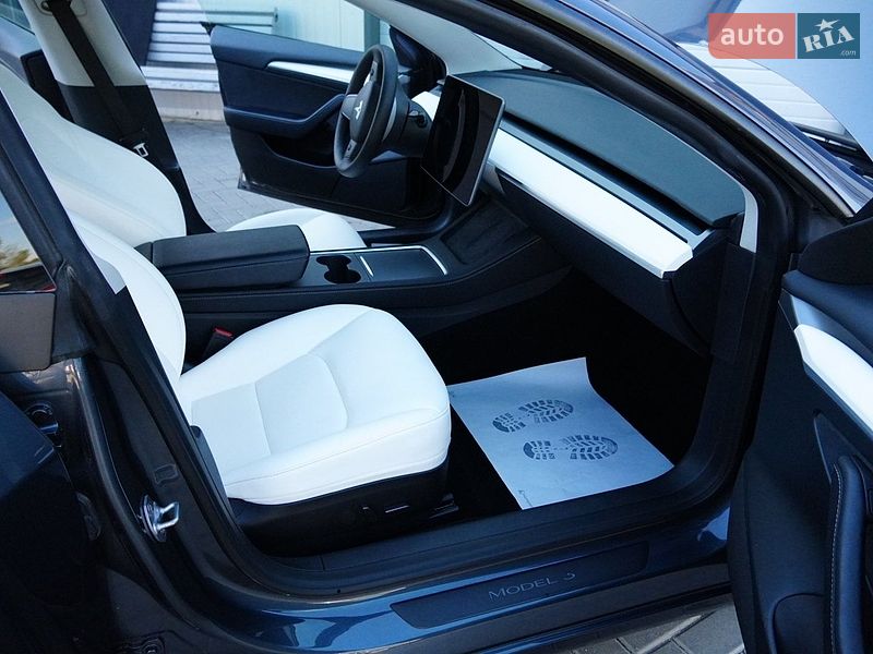 Седан Tesla Model 3 2024 в Дрогобыче