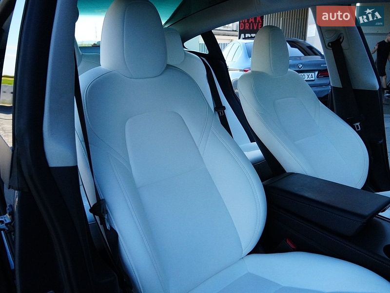 Седан Tesla Model 3 2024 в Дрогобыче