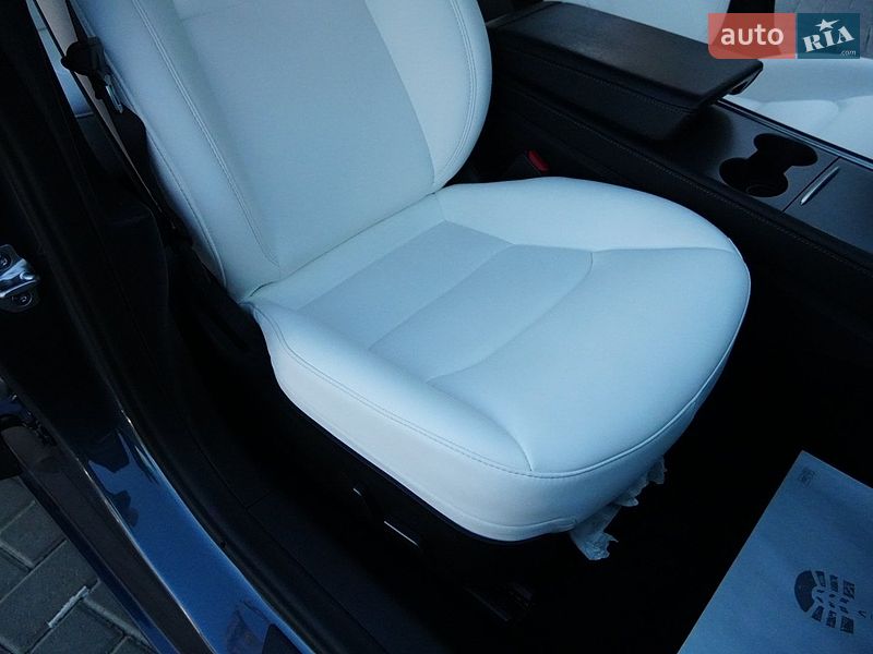 Седан Tesla Model 3 2024 в Дрогобыче