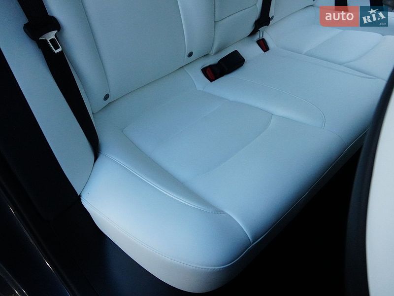 Седан Tesla Model 3 2024 в Дрогобыче