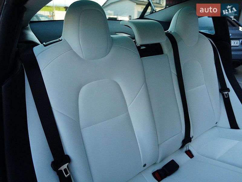 Седан Tesla Model 3 2024 в Дрогобыче