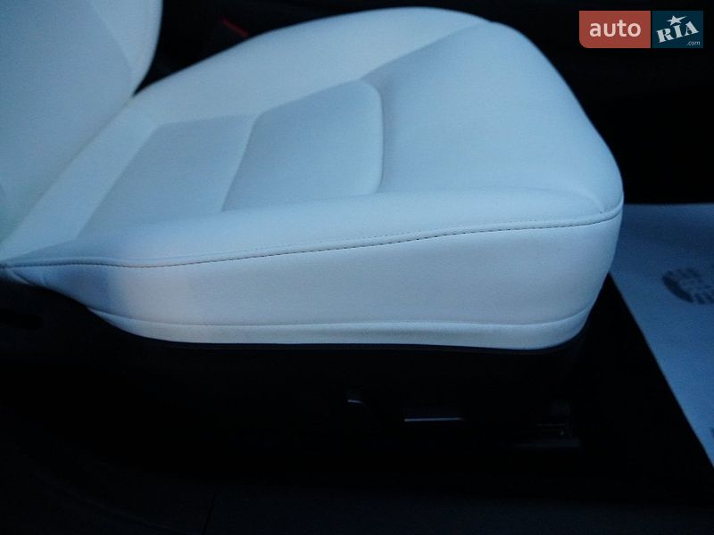 Седан Tesla Model 3 2024 в Дрогобыче