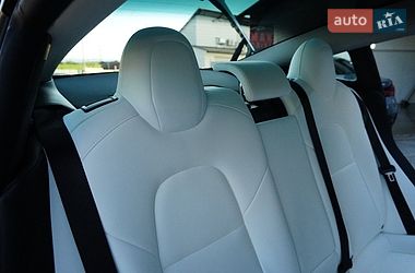 Седан Tesla Model 3 2024 в Дрогобыче
